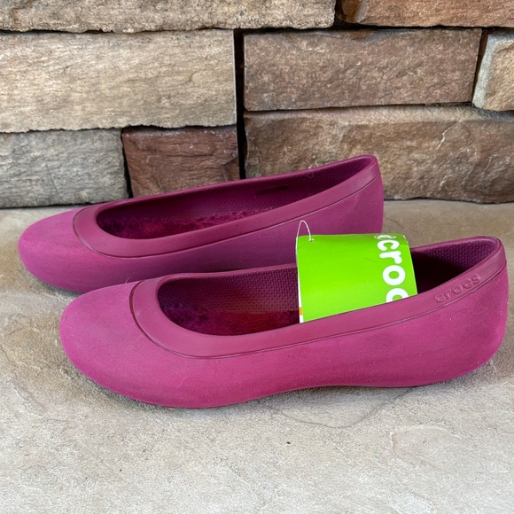 CROCS Shoes - Crocs sz 7 pomegranate mammoth flat NWT